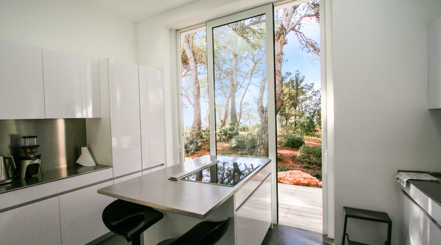Villa di lusso sul lungomare con 350 metri di fronte al mare e accesso al mare in affitto nella posizione privilegiata di Porroig, Ibiza