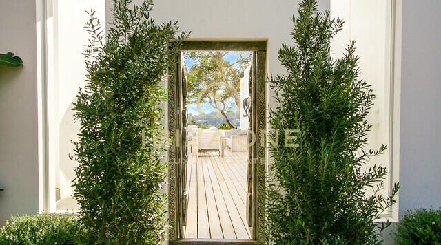 Villa de lujo en primera línea de mar con 350 metros de frente al mar y acceso al mar en alquiler en la ubicación privilegiada de Porroig, Ibiza
