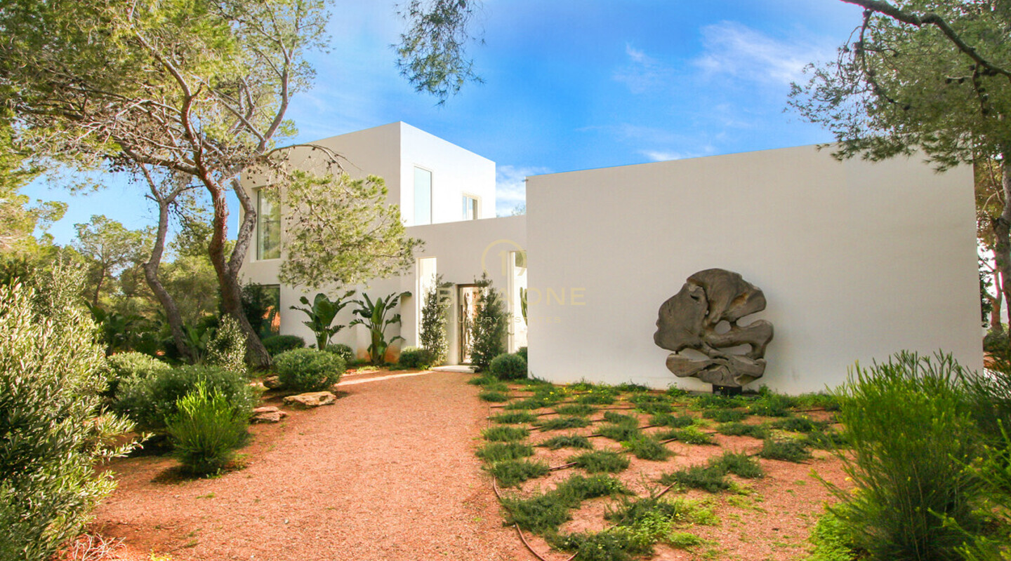 Villa de lujo en primera línea de mar con 350 metros de frente al mar y acceso al mar en alquiler en la ubicación privilegiada de Porroig, Ibiza