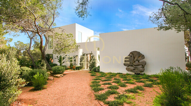 Villa de lujo en primera línea de mar con 350 metros de frente al mar y acceso al mar en alquiler en la ubicación privilegiada de Porroig, Ibiza