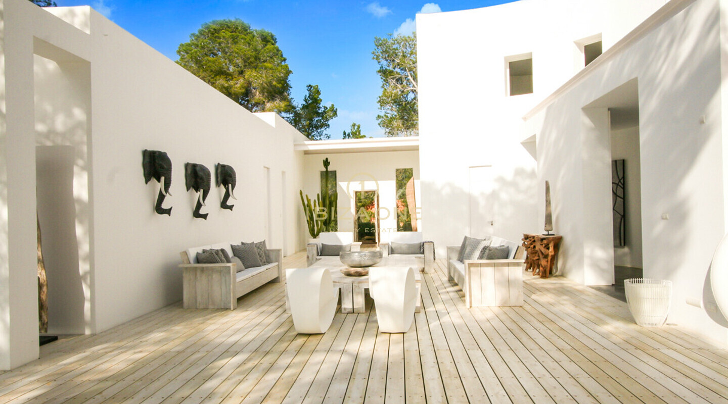 Villa de lujo en primera línea de mar con 350 metros de frente al mar y acceso al mar en alquiler en la ubicación privilegiada de Porroig, Ibiza