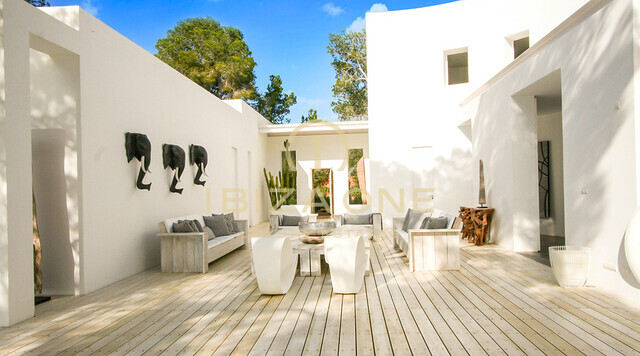 Luxuriöse Villa direkt am Meer mit 350 Metern Meeresfront und Meerzugang zu vermieten in der erstklassigen Lage von Porroig, Ibiza