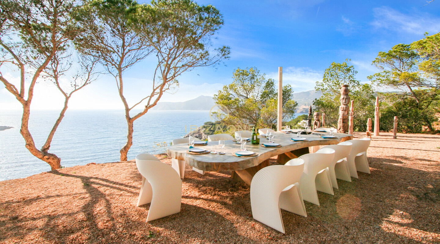 Villa de lujo en primera línea de mar con 350 metros de frente al mar y acceso al mar en alquiler en la ubicación privilegiada de Porroig, Ibiza