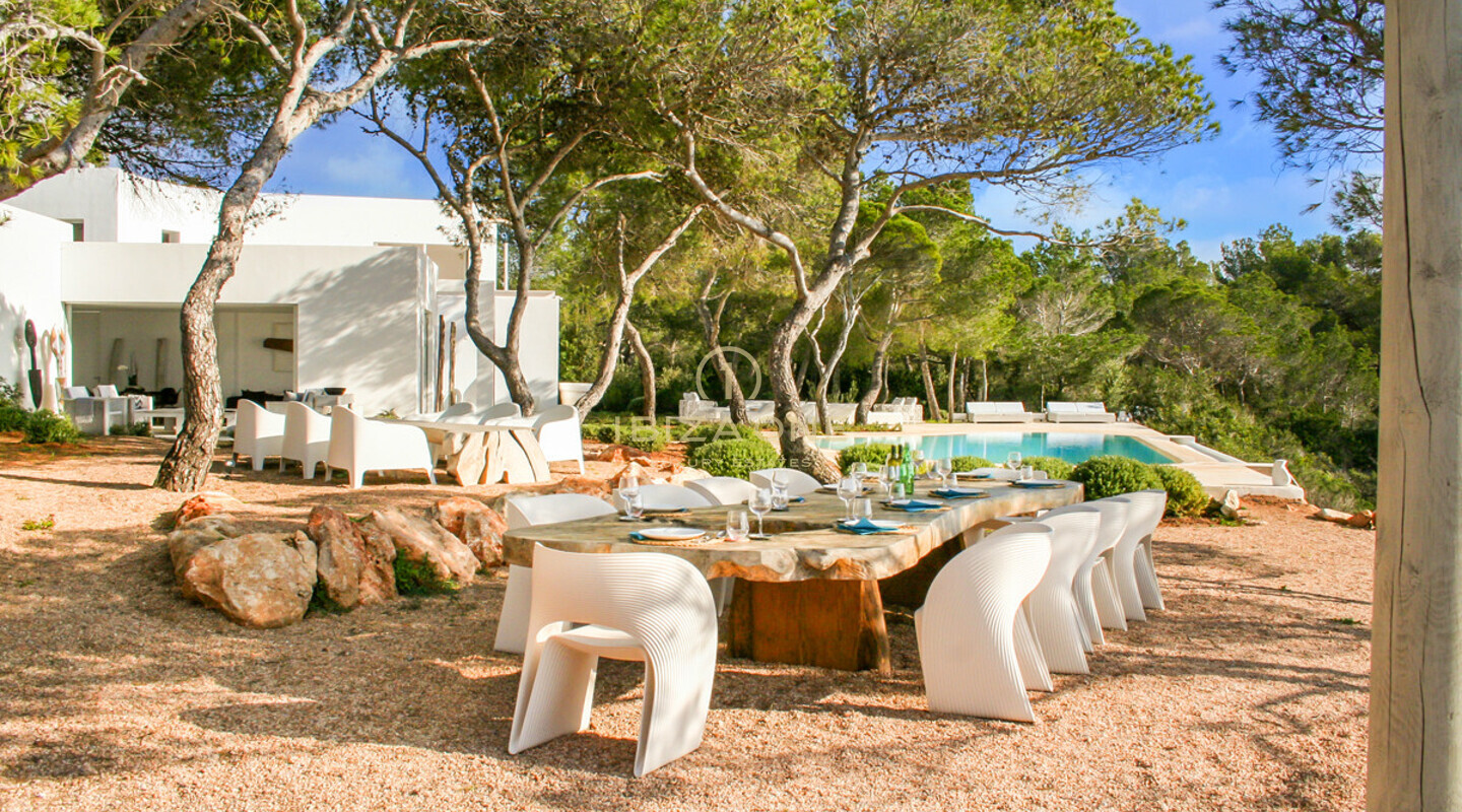 Villa de lujo en primera línea de mar con 350 metros de frente al mar y acceso al mar en alquiler en la ubicación privilegiada de Porroig, Ibiza