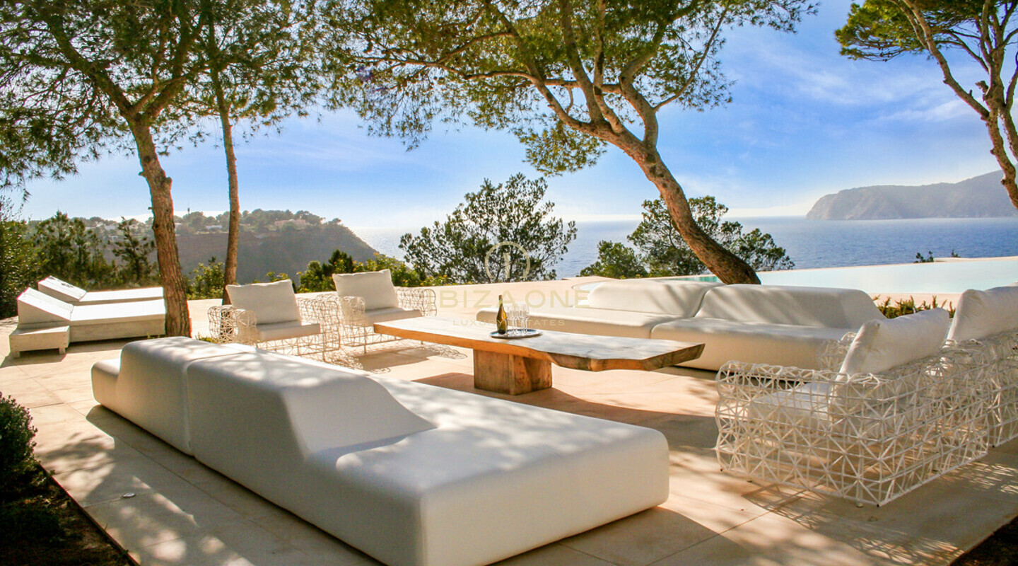 Villa de lujo en primera línea de mar con 350 metros de frente al mar y acceso al mar en alquiler en la ubicación privilegiada de Porroig, Ibiza