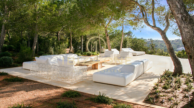 Villa de lujo en primera línea de mar con 350 metros de frente al mar y acceso al mar en alquiler en la ubicación privilegiada de Porroig, Ibiza
