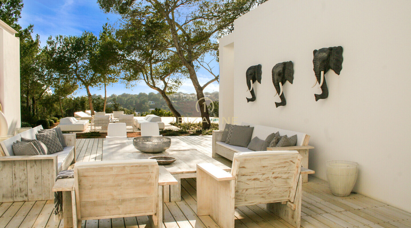 Villa de lujo en primera línea de mar con 350 metros de frente al mar y acceso al mar en alquiler en la ubicación privilegiada de Porroig, Ibiza
