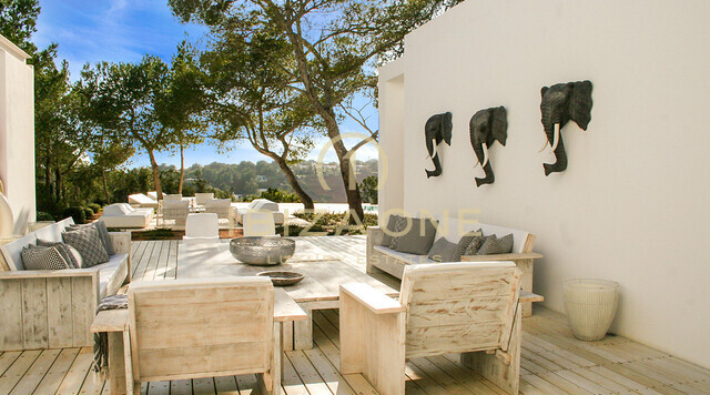 Luxe villa aan zee met 350 meter kustlijn en toegang tot de zee te huur op een toplocatie in Porroig, Ibiza