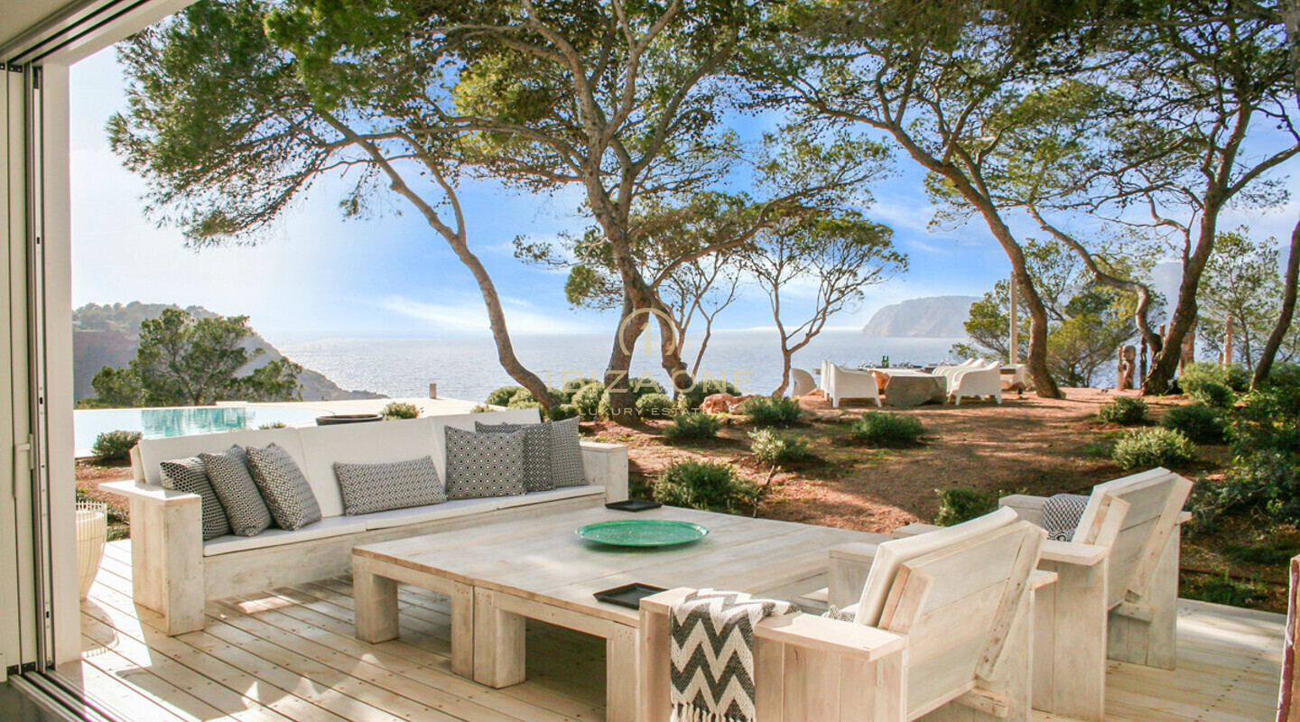 Villa de lujo en primera línea de mar con 350 metros de frente al mar y acceso al mar en alquiler en la ubicación privilegiada de Porroig, Ibiza