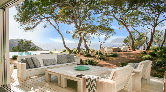 Villa de lujo en primera línea de mar con 350 metros de frente al mar y acceso al mar en alquiler en la ubicación privilegiada de Porroig, Ibiza