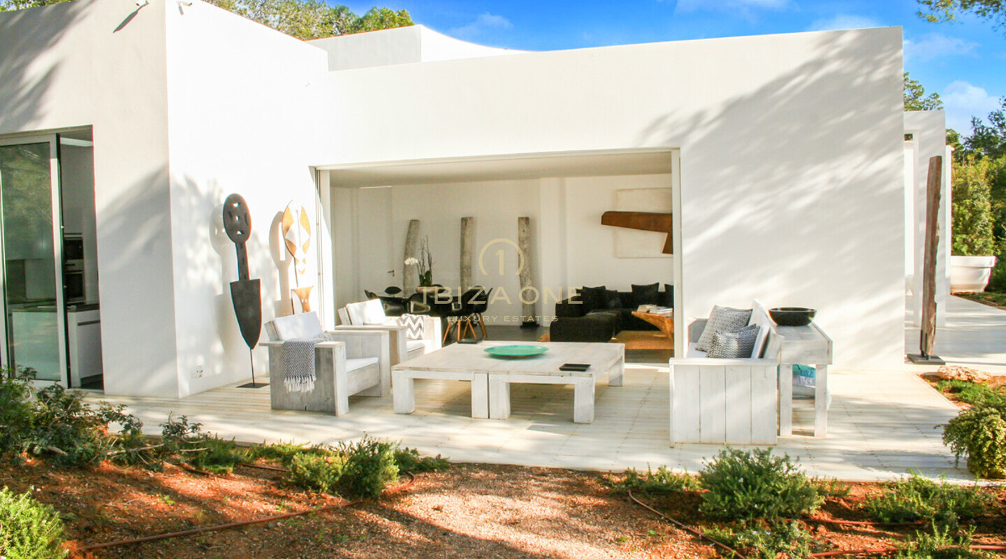 Luxe villa aan zee met 350 meter kustlijn en toegang tot de zee te huur op een toplocatie in Porroig, Ibiza