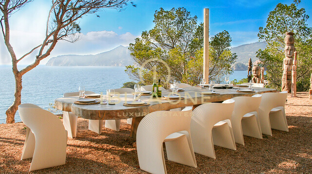 Luxe villa aan zee met 350 meter kustlijn en toegang tot de zee te huur op een toplocatie in Porroig, Ibiza