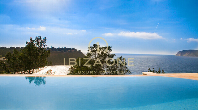 Villa di lusso sul lungomare con 350 metri di fronte al mare e accesso al mare in affitto nella posizione privilegiata di Porroig, Ibiza