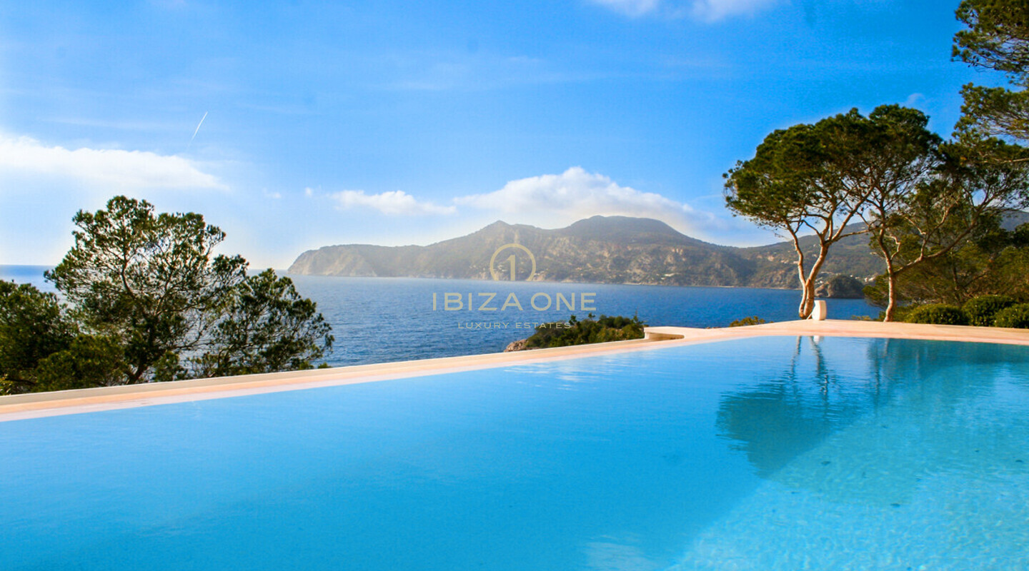 Luxuriöse Villa direkt am Meer mit 350 Metern Meeresfront und Meerzugang zu vermieten in der erstklassigen Lage von Porroig, Ibiza