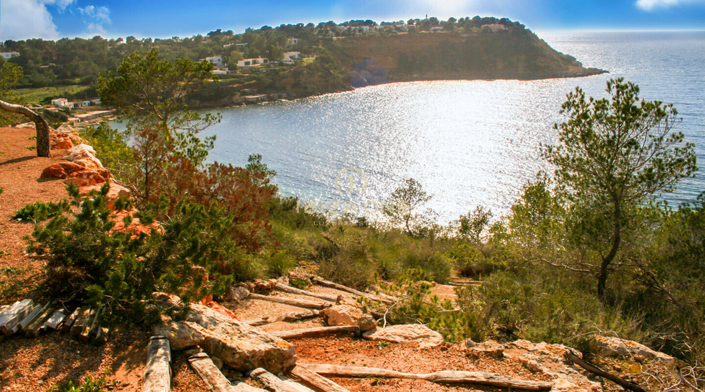 Luxe villa aan zee met 350 meter kustlijn en toegang tot de zee te huur op een toplocatie in Porroig, Ibiza