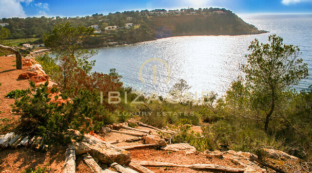 Villa de lujo en primera línea de mar con 350 metros de frente al mar y acceso al mar en alquiler en la ubicación privilegiada de Porroig, Ibiza