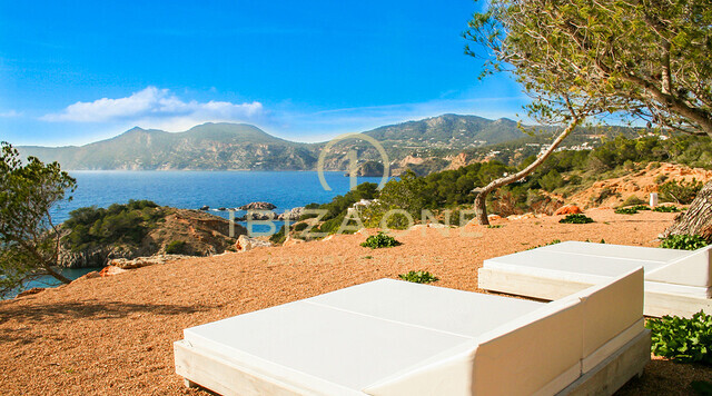 Villa di lusso sul lungomare con 350 metri di fronte al mare e accesso al mare in affitto nella posizione privilegiata di Porroig, Ibiza