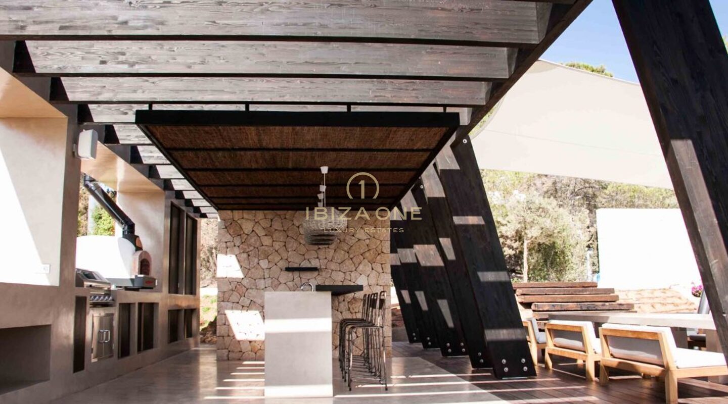 Moderna villa de lujo en alquiler al atardecer en Ibiza