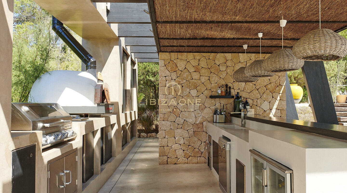 Moderna villa de lujo en alquiler al atardecer en Ibiza