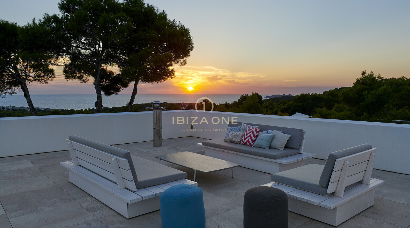 Moderna villa de lujo en alquiler al atardecer en Ibiza