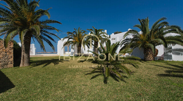 Moderna proprietà di lusso in prima linea sul mare con accesso al mare in vendita, Ibiza - esclusiva casa sull'acqua in vendita, Ibiza