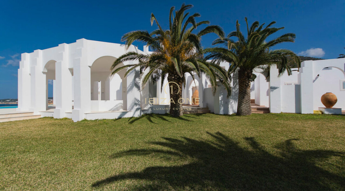 Propriété de luxe moderne en première ligne de mer avec accès à la mer à vendre, Ibiza - maison sur l'eau exclusive à vendre, Ibiza