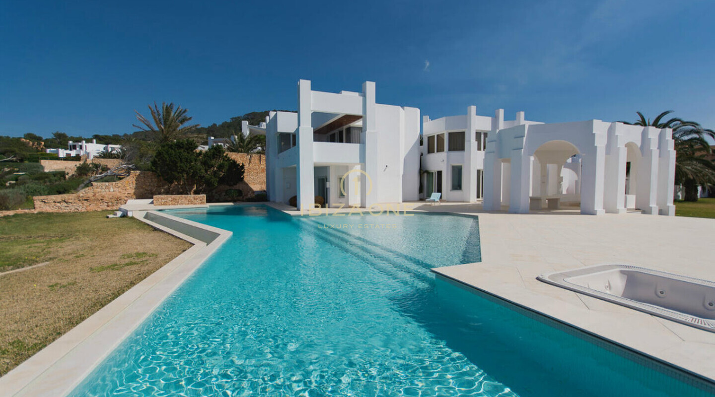 Moderne Luxusimmobilie in erster Meereslinie mit Meerzugang zu verkaufen, Ibiza – exklusives Wasserhaus zu verkaufen, Ibiza