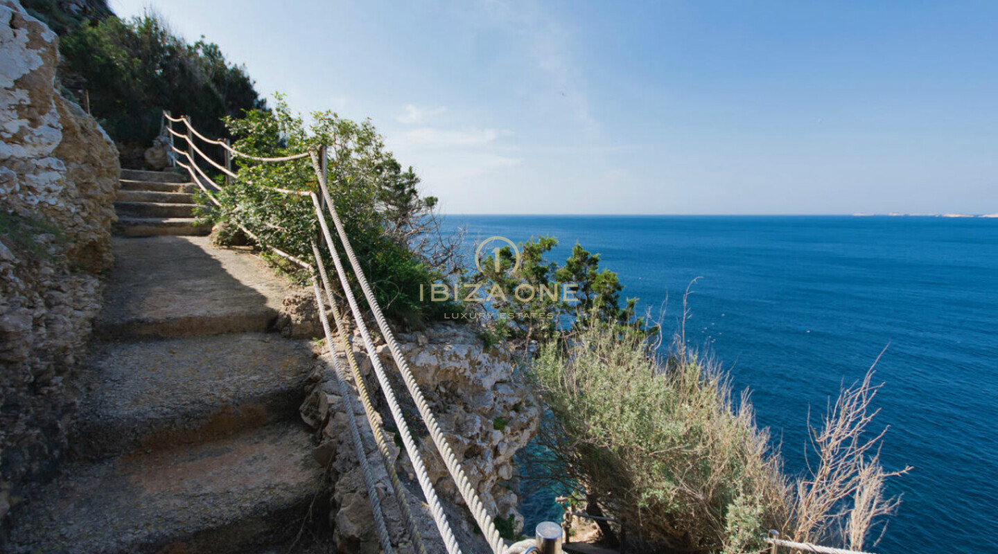 Propiedad de lujo moderna en primera línea de mar con acceso al mar en venta, Ibiza - Exclusiva casa sobre el agua en venta, Ibiza
