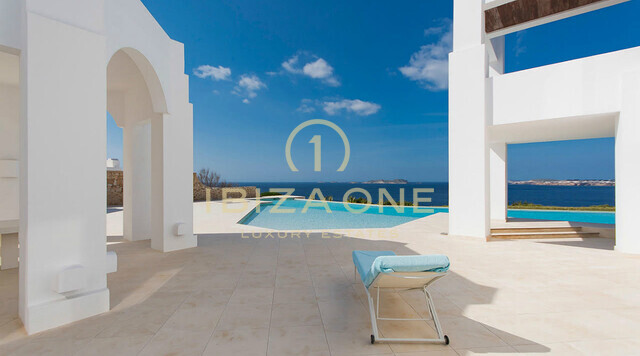 Modern luxe onroerend goed in de eerste lijn van de zee met toegang tot de zee te koop, Ibiza - exclusief waterhuis te koop, Ibiza