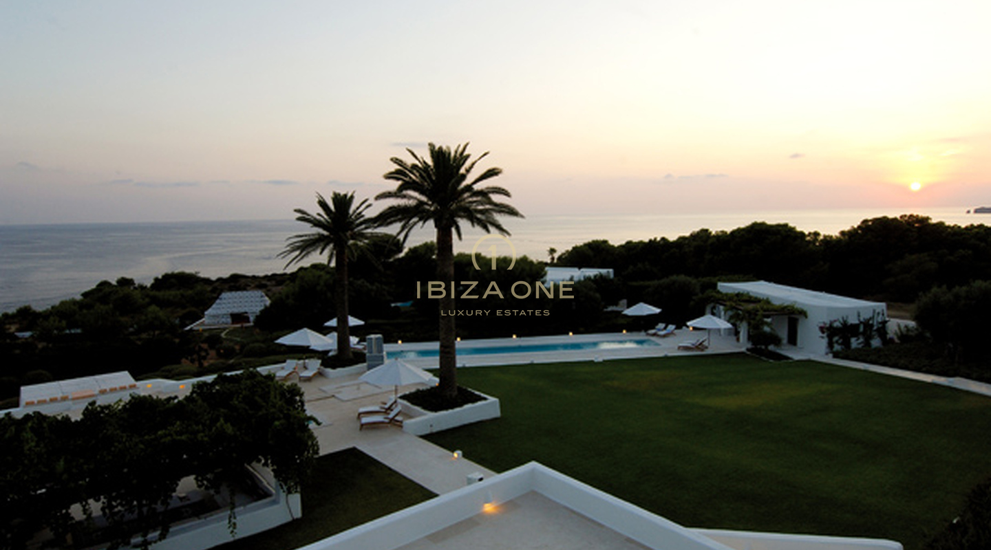 Luxuriöse Villa in erster Meereslinie mit herrlichem Blick auf das Meer und den Sonnenuntergang zu vermieten, Ibiza