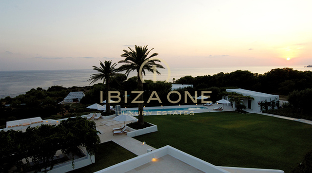 Luxuriöse Villa in erster Meereslinie mit herrlichem Blick auf das Meer und den Sonnenuntergang zu vermieten, Ibiza