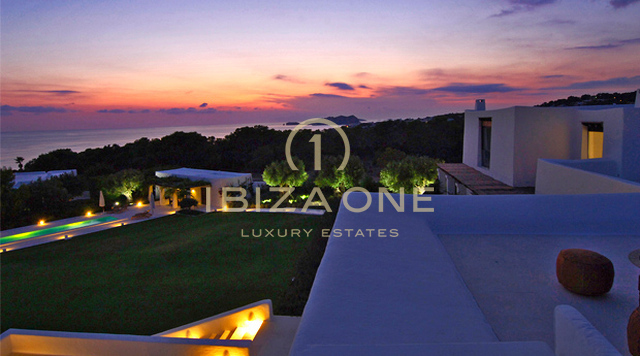 Lussuosa villa in prima linea sul mare con vista mozzafiato sul mare e sul tramonto in affitto, Ibiza