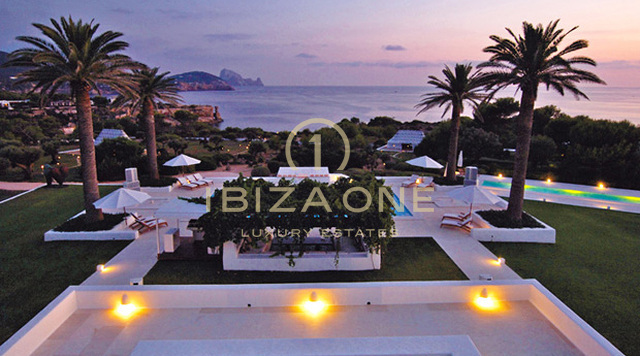 Lussuosa villa in prima linea sul mare con vista mozzafiato sul mare e sul tramonto in affitto, Ibiza