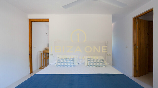 Originele finca gerenoveerd in Blakstad-stijl met gastenverblijf vlakbij Ibiza met uitzicht op zee en Dalt Vila te koop, Ibiza - Originele finca gerenoveerd in Blakstad-stijl met gastenverblijf vlakbij Ibiza met uitzicht op zee en Dalt Vila te huur, Ibiza