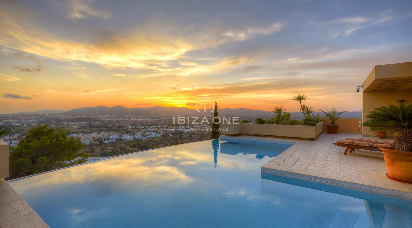 Can Rimbau: Luxe villa op Ibiza met uitzicht op Ibiza-stad en de zee te koop vlakbij de haven en Jesus, Ibiza - Can Rimbau: Luxe villa op Ibiza met uitzicht op Ibiza-stad en de zee te huur vlakbij de haven en Jesus, Ibiza
