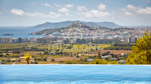 Can Rimbau: Luxe villa op Ibiza met uitzicht op Ibiza-stad en de zee te koop vlakbij de haven en Jesus, Ibiza - Can Rimbau: Luxe villa op Ibiza met uitzicht op Ibiza-stad en de zee te huur vlakbij de haven en Jesus, Ibiza