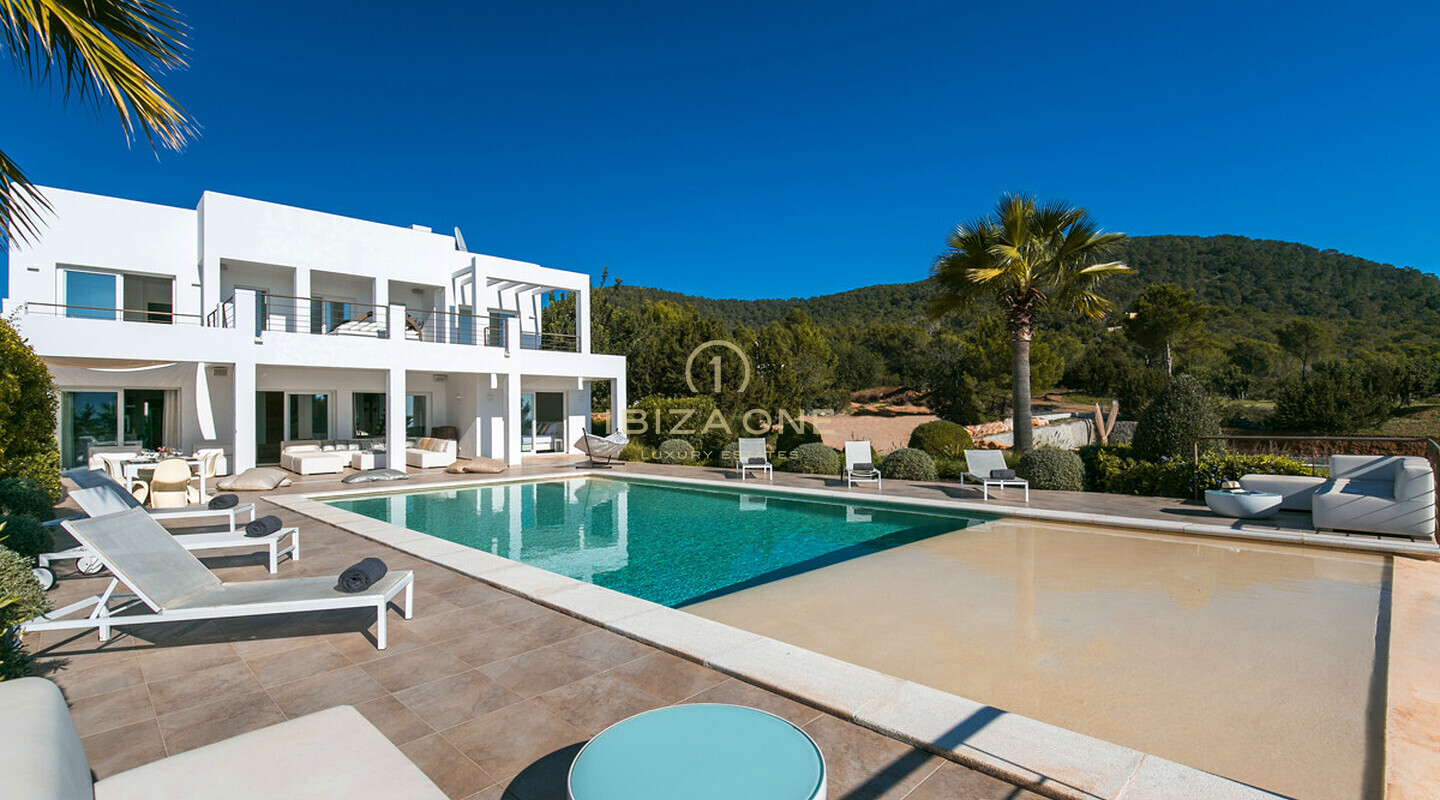Villa di lusso con vista mare in affitto a Cala Jondal, Ibiza