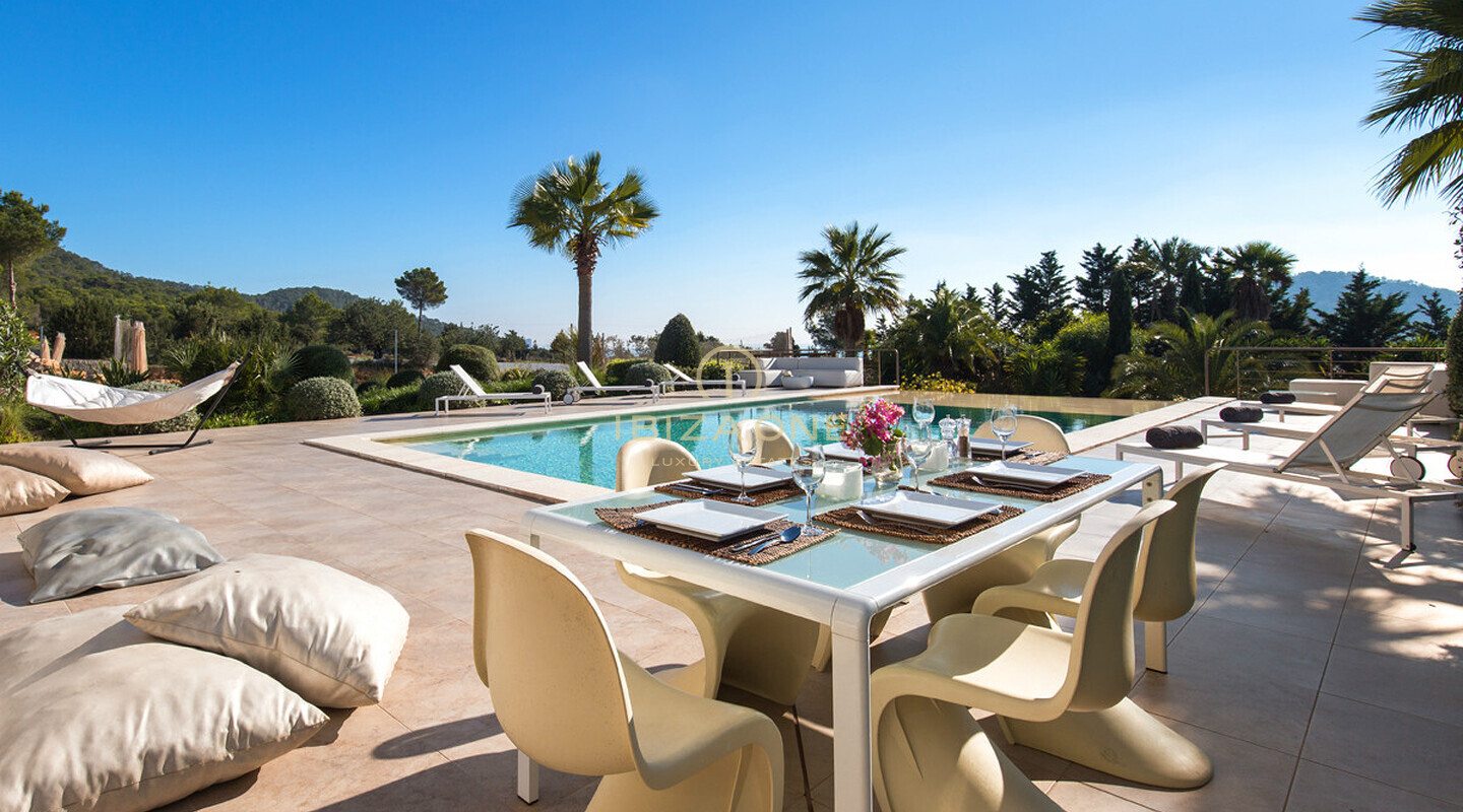 Villa di lusso con vista mare in affitto a Cala Jondal, Ibiza