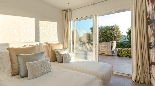 Luxuriöse Villa mit Meerblick in der Cala Jondal zu vermieten, Ibiza