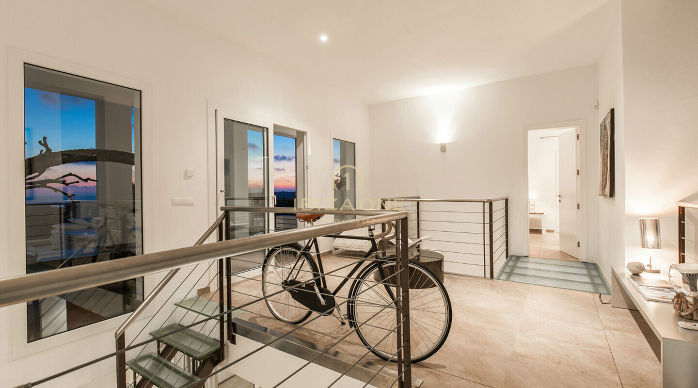 فيلا فاخرة مطلة على البحر للإيجار في كالا جوندال، إيبيزا