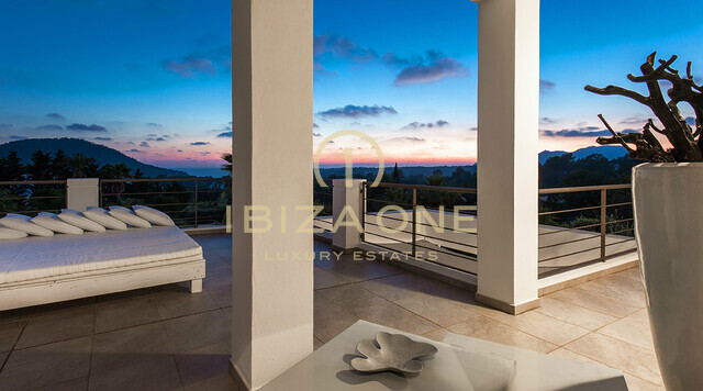 Luxuriöse Villa mit Meerblick in der Cala Jondal zu vermieten, Ibiza