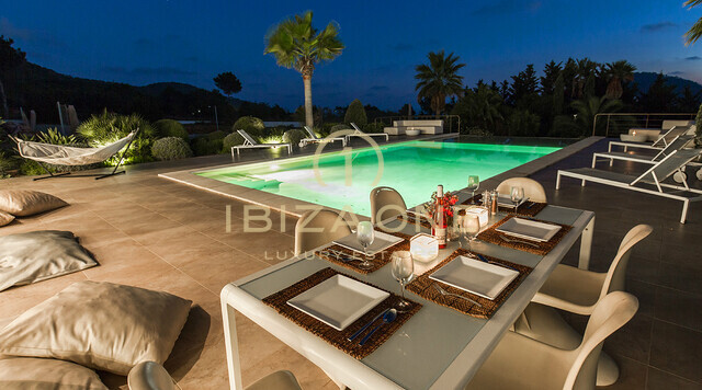Villa de luxe avec vue sur la mer à louer à Cala Jondal, Ibiza
