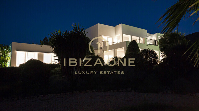Luxuriöse Villa mit Meerblick in der Cala Jondal zu vermieten, Ibiza