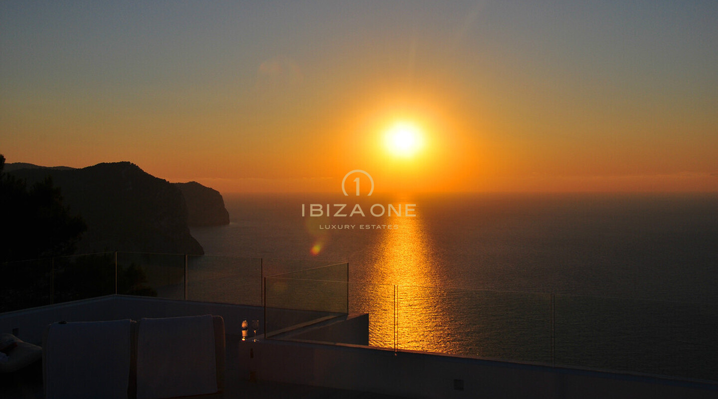 Pure Eleganz: Ibizas erstklassige Luxusvilla auf einem Hügel mit Panoramablick auf das Meer und Serenaden bei Sonnenuntergang