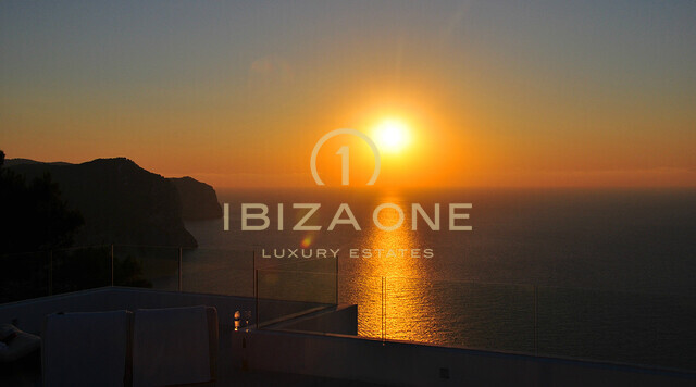 Pure elegantie: Ibiza's meest luxe villa op een heuveltop met panoramisch uitzicht op zee en serenades bij zonsondergang