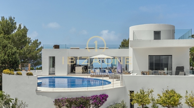 Pure elegantie: Ibiza's meest luxe villa op een heuveltop met panoramisch uitzicht op zee en serenades bij zonsondergang