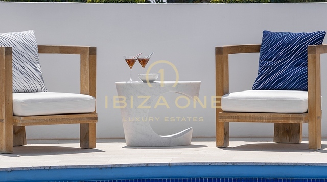 Pure elegantie: Ibiza's meest luxe villa op een heuveltop met panoramisch uitzicht op zee en serenades bij zonsondergang
