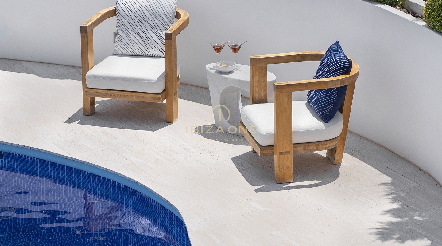 Pure Eleganz: Ibizas erstklassige Luxusvilla auf einem Hügel mit Panoramablick auf das Meer und Serenaden bei Sonnenuntergang