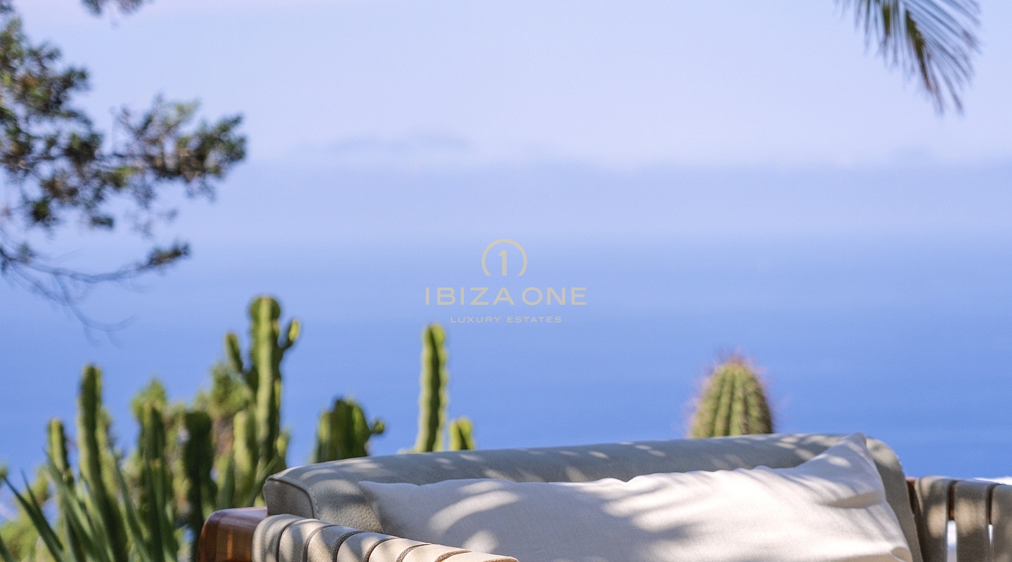 Pura elegancia: la mejor villa de lujo de Ibiza en la cima de una colina con vistas panorámicas al mar y serenatas al atardecer en alquiler, Ibiza