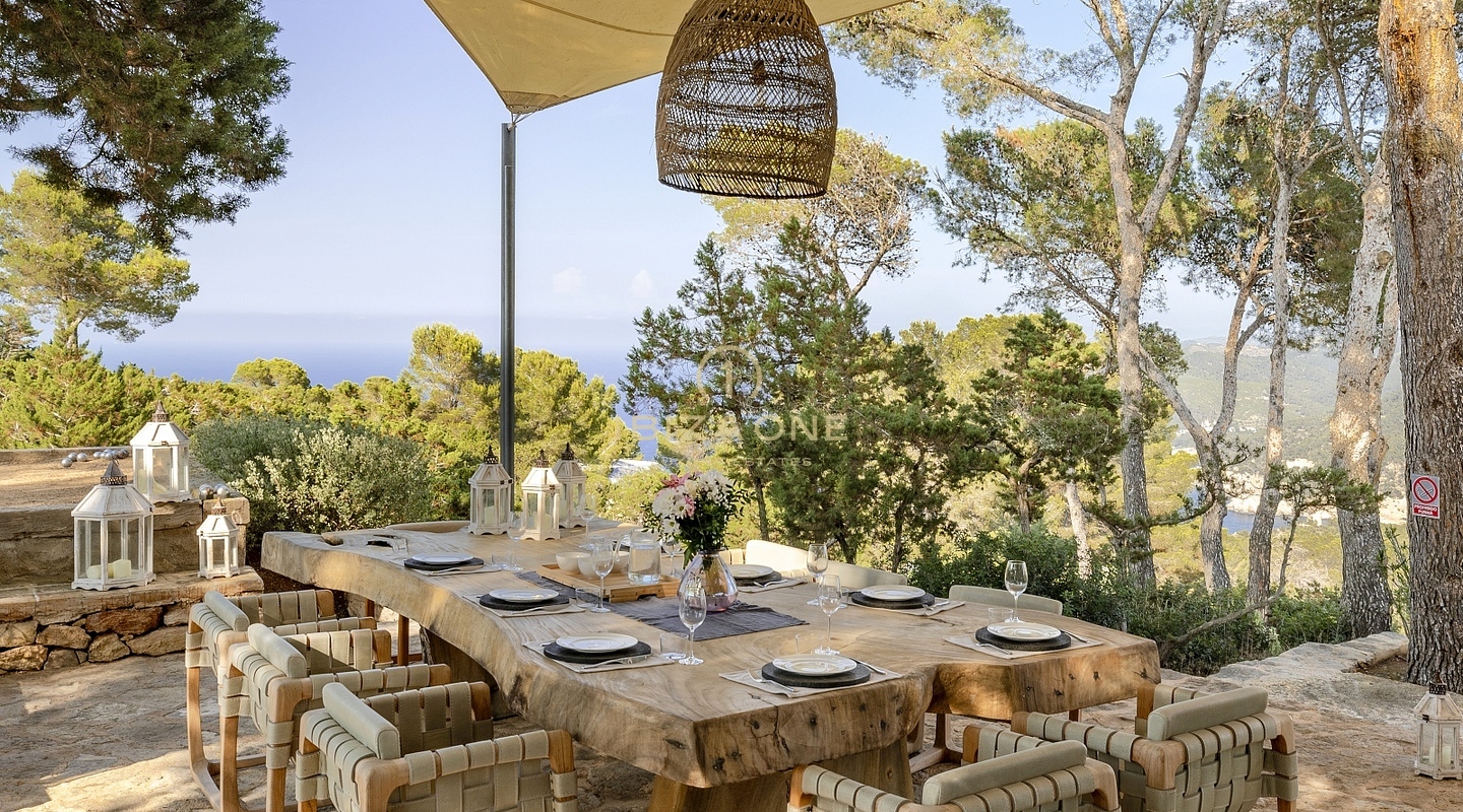 Pure Eleganz: Ibizas erstklassige Luxusvilla auf einem Hügel mit Panoramablick auf das Meer und Serenaden bei Sonnenuntergang